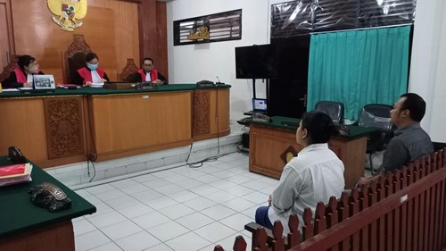 Dua terdakwa kekerasan terhadap anak, Ditha Widyastuti dan I Made Sulendra Suryatmaja, jelang sidang pembacaan putusan oleh majelis hakim Pengadilan Negeri (PN) Tabanan, Kamis (2/3/2023). (chairul amri simabur/detikBali)