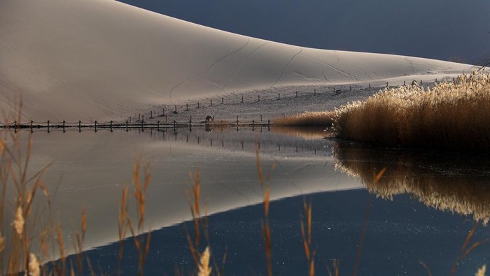 DUNHUANG, CHINA - MARCH 01: General view of the Mingsha Mountain and Crescent Spring scenic spot on March 1, 2023 in Dunhuang, Jiuquan City, Gansu Province of China. (Photo by Zhang Xiaoliang/VCG via Getty Images)