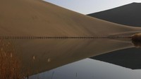 Tahun 1960, kedalaman airnya mencapai 5 meter dengan rata-rata berkurang satu meter setiap tahunnya. Pemerintah China pun bergerak cepat untuk menyelamatkan danau yang unik ini dan membuatnya menjadi daya tarik turis. Akhirnya pemerintah setempat menambah volume air ke dalam danaunya sejak tahun 2006 silam. Beruntung, hingga kini Danau Bulan Sabit masih ada hingga sekarang.