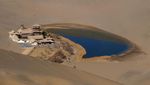 Eksotisme Oasis Bentuk Bulan Sabit di Tengah Gurun Pasir China