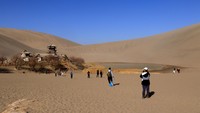 Danau Bulan Sabit ini letaknya 6 km di sebelah selatan Dunhuang. Danau yang terbentuk dari oasis ini pun diyakini sudah berumur lebih dari 2.000 tahun dan terbentuk secara alami.
