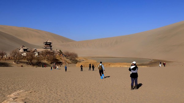 Danau Bulan Sabit ini letaknya 6 km di sebelah selatan Dunhuang. Danau yang terbentuk dari oasis ini pun diyakini sudah berumur lebih dari 2.000 tahun dan terbentuk secara alami. Danau Bulan Sabit ini letaknya 6 km di sebelah selatan Dunhuang. Danau yang terbentuk dari oasis ini pun diyakini sudah berumur lebih dari 2.000 tahun dan terbentuk secara alami.
