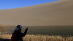 Eksotisme Oasis Bentuk Bulan Sabit di Tengah Gurun Pasir China