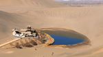Eksotisme Oasis Bentuk Bulan Sabit di Tengah Gurun Pasir China