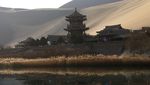 Eksotisme Oasis Bentuk Bulan Sabit di Tengah Gurun Pasir China