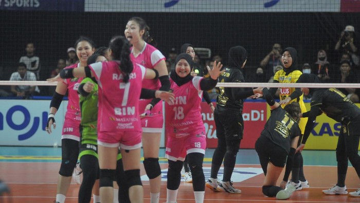 Ekspresi kegembiraan pemain Jakarta BIN saat melawan Gresik Petrokimia Pupuk Indonesia di GOR Jatidiri Semarang, Kamis (2/3/2023).