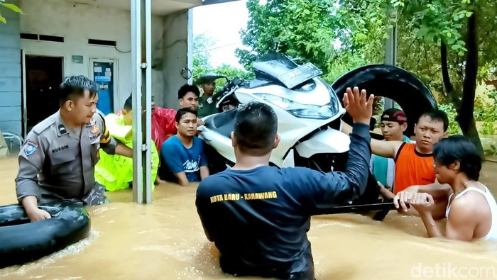 Evakuasi kendaraan di banjir Karawang