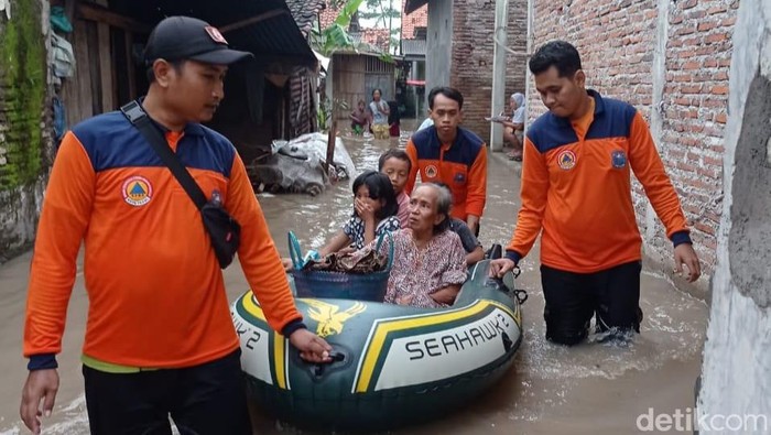 Evakuasi lansia di Kecamatan Margadana, Kota Tegal yang kebanjiran, Kamis (2/3/2023).