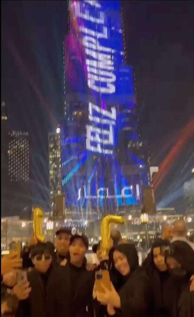 Kejutan ulang tahun itu ramai dihadiri oleh para anggota keluarga Halilintar yang kompak mengenakan busana serba hitam. Sayangnya Atta dan Thariq tampak tak hadir di perayaan ulang tahun tersebut. Foto: Instagram/@genhalilintar