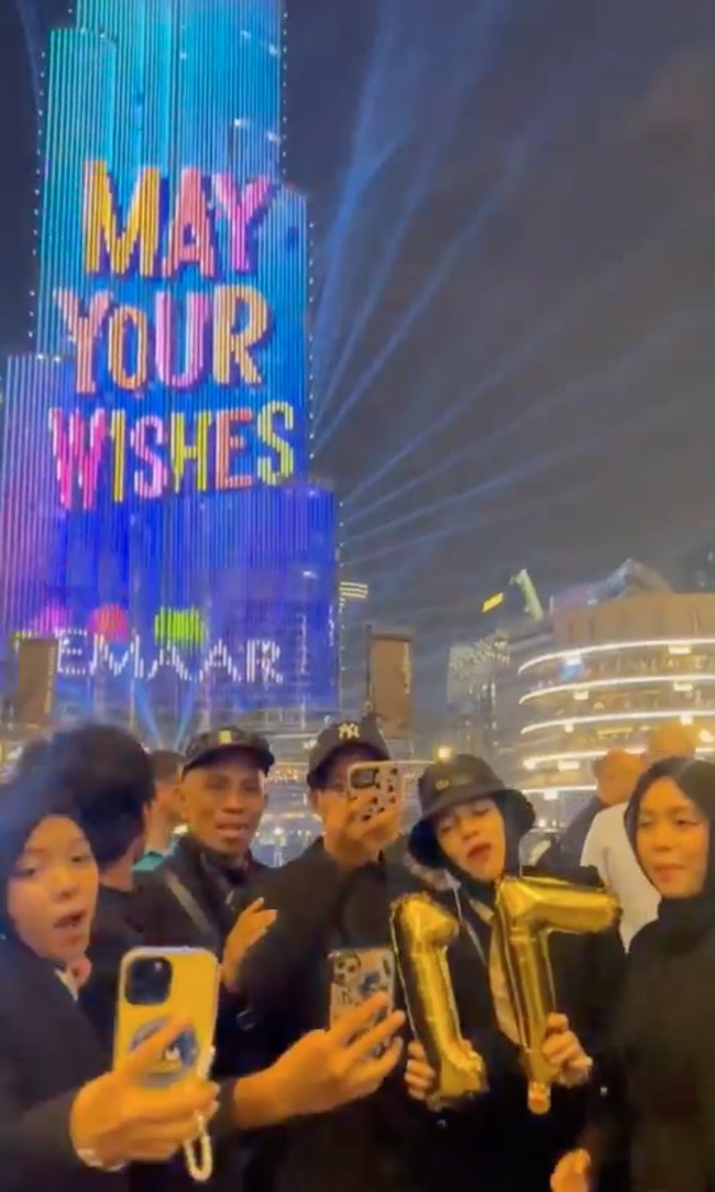 Bahkan Fateh mendapat kejutan ucapan ulang tahun spesial di Burj Khalifa. Dilansir dari Arabian Business, untuk memasang iklan atau pesan di Burj Khalifa perlu merogoh kocek sekitar 250 ribu dirham atau Rp 1 miliar untuk 3 menit penayangan. Sementara untuk akhir pekan biayanya bisa mencapai Rp 1,4 miliar. Foto: Instagram/@genhalilintar