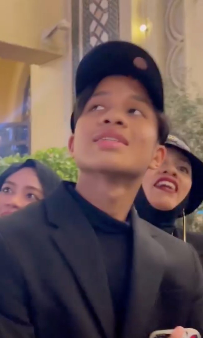 Melihat dirinya mendapat kejutan ucapan ulang tahun di Burj Khalifa, Fateh pun tampak terkejut sekaligus bahagia. Ditambah lagi karena ia dikelilingi oleh orang-orang tersayang. Foto: Instagram/@genhalilintar