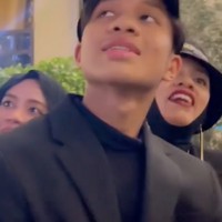 Melihat dirinya mendapat kejutan ucapan ulang tahun di Burj Khalifa, Fateh pun tampak terkejut sekaligus bahagia. Ditambah lagi karena ia dikelilingi oleh orang-orang tersayang. Foto: Instagram/@genhalilintar