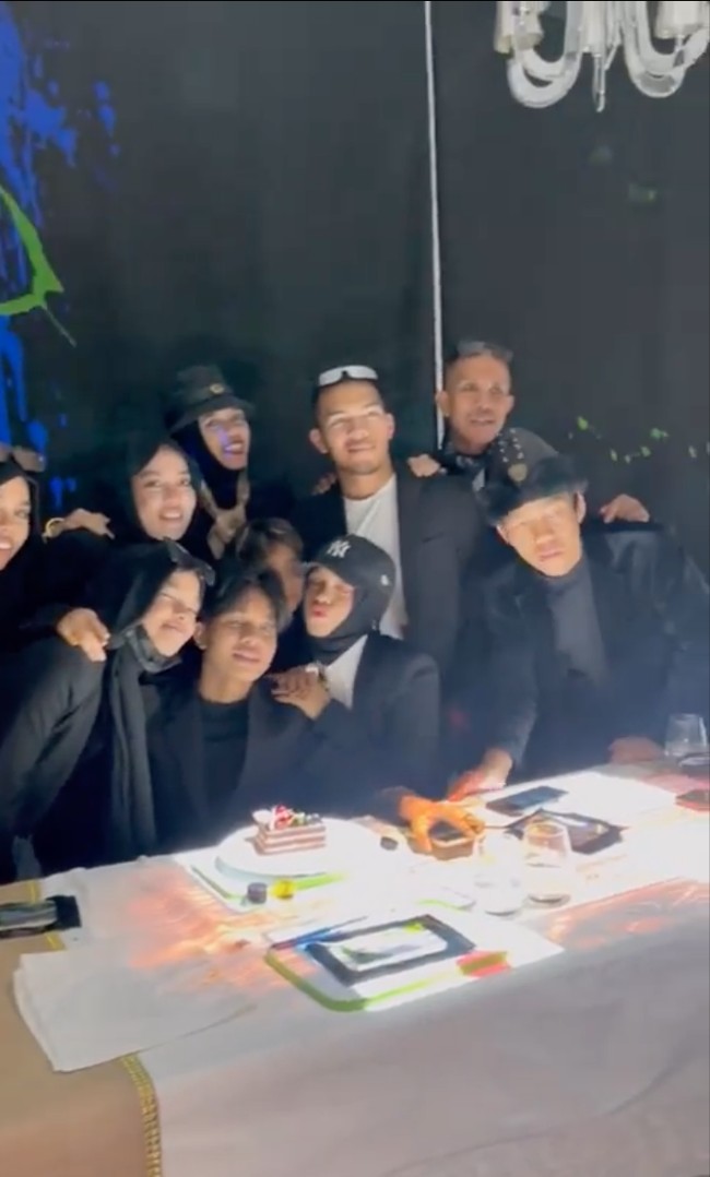 Tak hanya mendapat kejutan ucapan di Burj Khalifa, Fateh bersama keluarganya juga tampak makan-makan mewah di sebuah restoran bertema seni. Foto: Instagram/@genhalilintar