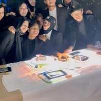 Tak hanya mendapat kejutan ucapan di Burj Khalifa, Fateh bersama keluarganya juga tampak makan-makan mewah di sebuah restoran bertema seni. Foto: Instagram/@genhalilintar