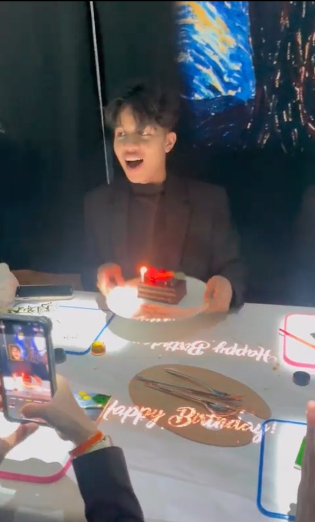 Ketika sedang dinner Fateh juga kembali mendapat kejutan kue dan ucapan ulang tahun. Anak ke-8 Gen Halilintar itu tampak begitu bersemangat merayakan ulang tahunnya. Foto: Instagram/@genhalilintar