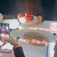 Ketika sedang dinner Fateh juga kembali mendapat kejutan kue dan ucapan ulang tahun. Anak ke-8 Gen Halilintar itu tampak begitu bersemangat merayakan ulang tahunnya. Foto: Instagram/@genhalilintar