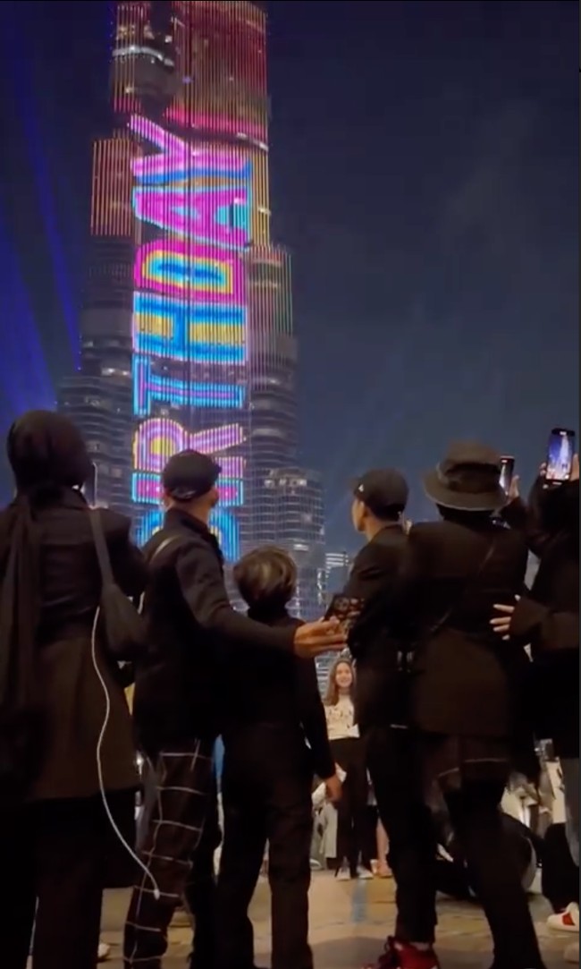 Keluarga Halilintar kembali disorot karena terlihat merayakan ulang tahun salah satu anaknya dengan mewah di Burj Khalifa. Momen ulang tahun tersebut kemudian dibagikan ke akun Instagram @genhalilintar. Foto: Instagram/@genhalilintar
