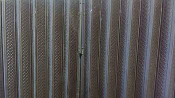 Pintu darurat yang terkunci. Foto: Reddit via Boredpanda