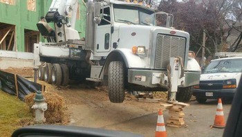 Seberapa tumbukan kayu itu bisa menawah beban truk ya? Foto: Reddit via Boredpanda