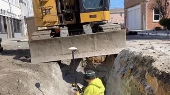 Duh khawatir pria di bawah tertimba traktor. Foto: Reddit via Boredpanda