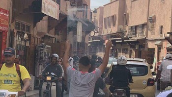 Membawa kaca yang melebihi ukuran motor. Foto: Reddit via Boredpanda