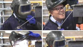 Mantan Perdana Menteri Australia Scott Morrison mencoba mengelas Foto: Reddit via Boredpanda