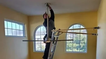 Semoga penyangga tangganya kuat. Foto: Reddit via Boredpanda