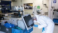 GM menghabiskan banyak uang untuk mengalihkan produksi dari kendaraan bertenaga bensin ke kendaraan listrik. Meskipun hal itu pada akhirnya akan mengurangi biaya tenaga kerja karena EV tidak membutuhkan banyak jam kerja untuk diproduksi. Getty Images/Lucas Uebel