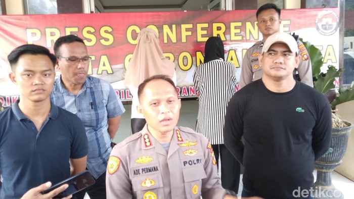 Dua perempuan berinisial UN (47) dan AL (20) di Kota Gorontalo ditangkap atas kasus pencurian di toko emas.