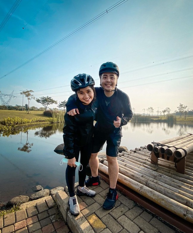 Arif dan Gritte pun selalu terlihat kompak. Tak hanya senang membuat konten bersama, keduanya rupanya juga kompak berolahraga bersama, seperti yang terlihat dalam foto satu ini. Foto: Instagram/@arif_hidayat