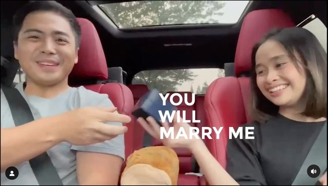 Arif melamar Gritte dengan sangat sederhana, ketika keduanya tengah berada di dalam mobil. Saat itu Arif langsung memberikan sebuah kotak kepada Gritte yang berisi cincin untuk melamarnnya. Foto: Instagram/@arif_hidayat