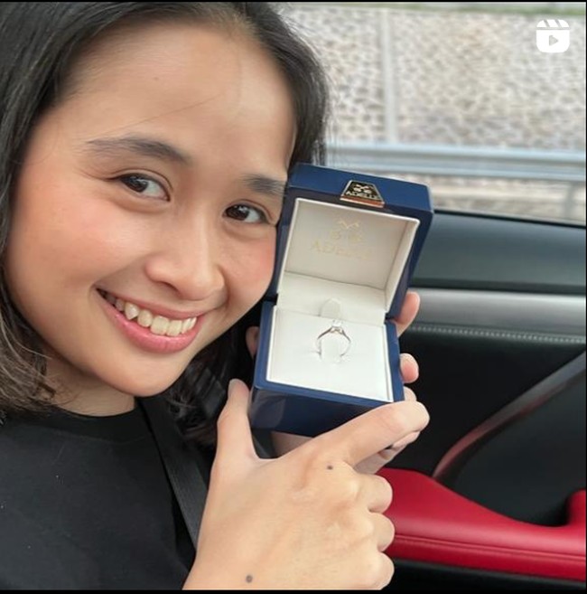 Potret Gritte bersama cincin lamaran yang diberikan oleh Arif untuknya. Ekspresi bahagia pun tampak jelas di wajah Gritte Agatha. Foto: Instagram/@arif_hidayat