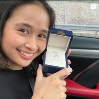 Potret Gritte bersama cincin lamaran yang diberikan oleh Arif untuknya. Ekspresi bahagia pun tampak jelas di wajah Gritte Agatha. Foto: Instagram/@arif_hidayat