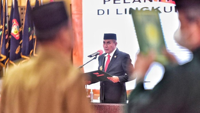 Gubsu Edy saat melantik sejumlah pejabat di Pemprov Sumut