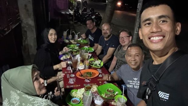 Hafizh Syahrin menyantap pecel lele di Lombok.