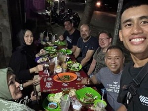 Momen Pebalap WSBK Santap Pecel Lele dan Lalapan di Mandalika