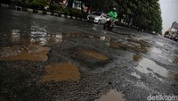 Dikatahui, Jalan Boulevard Raya itu sudah lama rusak dan belum diperbaiki.