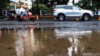 Ditambah hujan deras yang terus mengguyur Jakarta membuat jalanan semakin rusak.