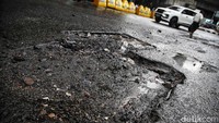Jalan rusak tersebut tentu saja dapat membahayakan para pengendara yang melintas.