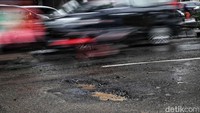 Selain itu, jumlah wilayah rawan macet bakal meningkat. Sebab, pengendara roda dua, mobil, hingga truk besar memilih berjalan pelan guna karena jalan rusak dan berlubang. 