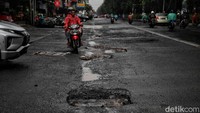 Maka dari itu, pengguna jalan sebaiknya lebih waspada dan berhati-hati dalam berkendara. Terlebih saat malam hari, lubang di jalanan tidak terlihat. 