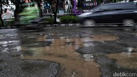 Sebagai antisipasi, Founder & Training Director Jakarta Defensive Driving and Consulting Jusri Pulubuhu (JDDC) menyarankan, nomor satu agar aman, sebaiknya menjaga kecepatan. Menurut dia, melaju kecepatan tinggi sangat berbahaya karena pengendara tidak bisa mengendalikan penuh kendaraan dalam kondisi darurat. Jadi, kapan Ibu Kota Jakarta bebas dari jalan rusak?