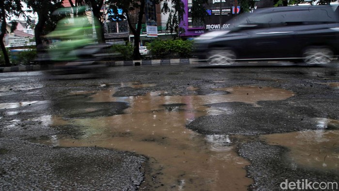 Hujan Deras Bikin Jalan Raya Kawasan Elit Kepala Gading Makin Rusak Hujan deras yang terus mengguyur Ibu Kota membuat Jalan Boulevard Raya, Kelapa Gading, Jakarta Utara, kian rusak.