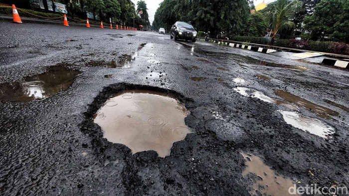 Hujan Deras Bikin Jalan Raya Kawasan Elit Kepala Gading Makin Rusak Hujan deras yang terus mengguyur Ibu Kota membuat Jalan Boulevard Raya, Kelapa Gading, Jakarta Utara, kian rusak.