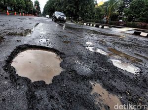 Jalan Raya Kawasan Elit Kelapa Gading Makin Rusak