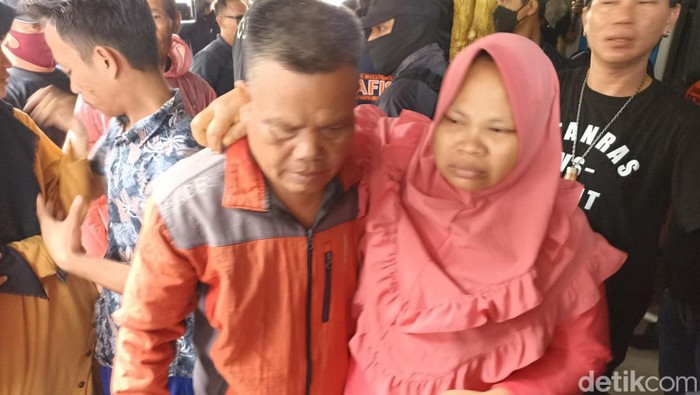 Iis Suryati, istri ke-4 Wowon menangis tak menyangka suaminya membunuh.