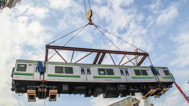 TANJUNG PRIOK, JAKARTA, INDONESIA - 2015/05/05: Some officers assisted heavy equipment lowered railroad cars at the Port of Tanjung Priok. PT KAI Commuter Jabodetabek (KJC) bring 32 units of KRL purchased a used 205 series from Japan. The train is the first stage of the delivery program for the procurement of 176 units of KRL 2014. (Photo by Garry Andrew Lotulung/Pacific Press/LightRocket via Getty Images)