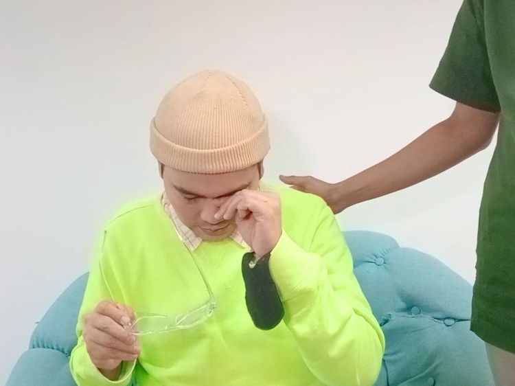 5 Potret Indra Bekti Menangis, Kangen Banget Sama Anak-anak