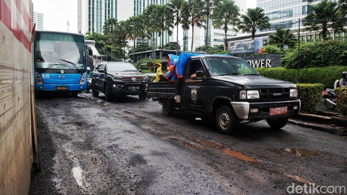 Jalan Rasuna Said Rusak dan Becek Pengendara yang melintas di Jalan Rasuna Said, Jaksel, harap berhati-hati, Kamis (2/3/2023). Jalan yang membentang di antara gedung pencakar langit itu rusak.