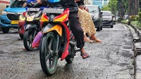 Butiran material juga berserakan di jalan berlokasi di antara gedung-gedung pencakar langit Jakarta tersebut.